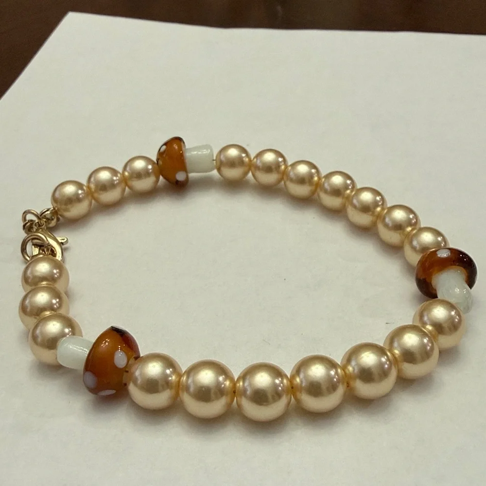 Anthropologie Pearl and Mushroom Beaded Charm Bracelet!!🔥🔥🔥 - Picture 14 of 16